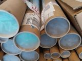 de nombreux rouleaux de papier empilés sur une palette
