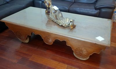 Table à opium sur roues cerclées de métal en teck, travail I…