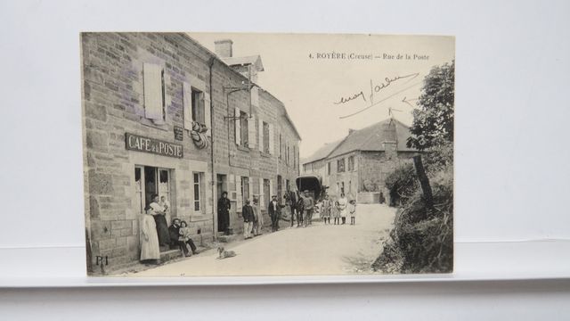 Royère : Rue de la Poste (PM 4). Carte rare !!! Cachet très légèr...