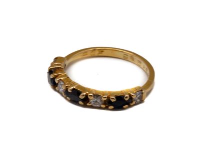 une image représentant une bague en or sertie de pierres noires et blanches