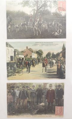 plusieurs anciennes cartes postales représentant des personnes à vélo ou à cheval dans une ville