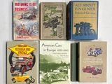 Plusieurs livres sont alignés sur une surface blanche, avec une voiture jaune devant eux.