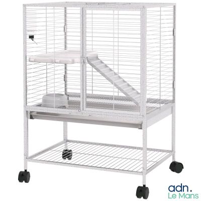 une grande cage à oiseaux blanche, munie de roulettes et d'une échelle