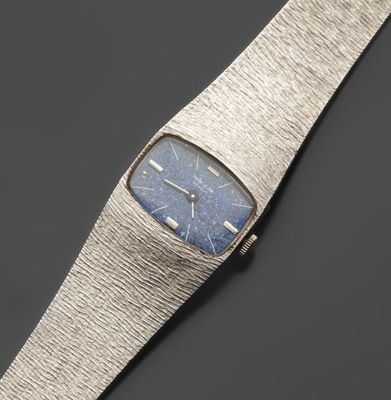 Gros plan sur une montre-bracelet à cadran bleu