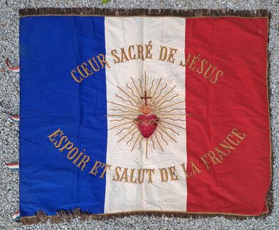 une image représentant un drapeau orné d'un cœur