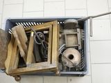 une boîte remplie d'outils posée par terre dans une salle de bains