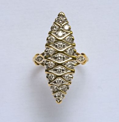 Bague "Marquise" en or 18K (750/oo) de 2 tons, le plateau ai…