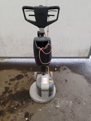 une machine posée sur le sol devant un bâtiment