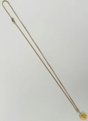 un collier plaqué or avec une pièce suspendue à une chaîne