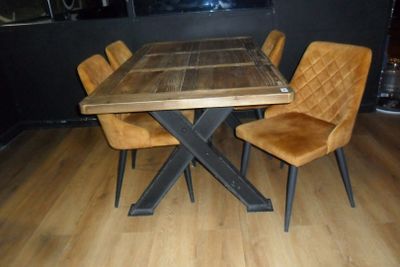 une table en bois entourée de quatre chaises, posée sur un parquet en bois dur