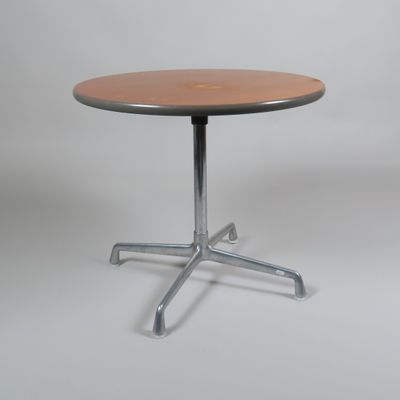 une petite table avec un plateau en bois sur fond blanc