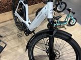 un vélo posé par terre dans un magasin