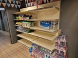 de nombreux rayons d'eau en bouteille dans le magasin