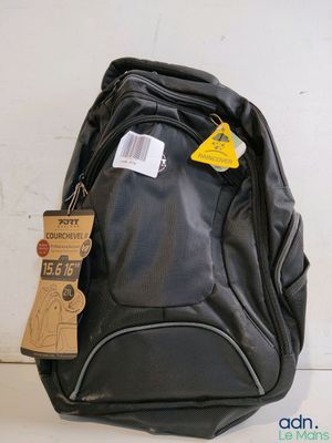 un sac à dos noir muni d'une étiquette, posé par terre