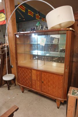 une grande vitrine surmontée d'une lampe