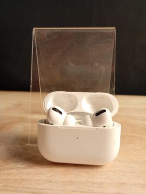 une boîte transparente contenant une paire d'AirPods