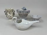 trois types différents de vases et de coupes sur la table