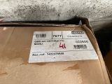 une boîte en carton avec une étiquette, posée par terre