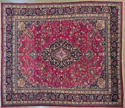 tapis persan antique à motif de médaillon sur fond rouge