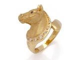 une image représentant une bague en forme de tête de cheval en or sur fond blanc