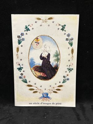 une carte sur laquelle figure la photo d'une femme en robe noire
