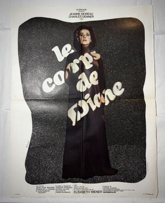 une vieille affiche de cinéma représentant une femme vêtue d'une longue robe noire