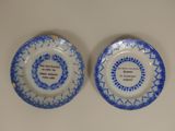 une paire d'assiettes bleues et blanches ornées d'une citation
