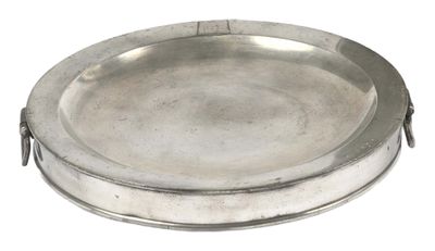 une image représentant une assiette en argent munie d'une poignée, sur fond blanc