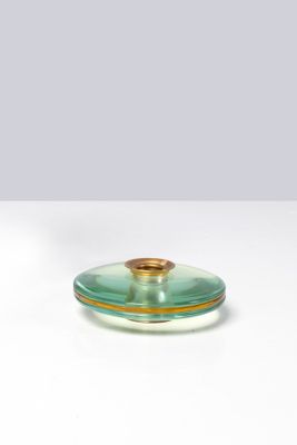 une image représentant une assiette en verre vert bordée d'or