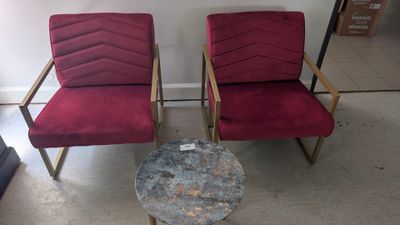 deux chaises rouges placées l'une à côté de l'autre dans une pièce