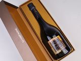 une bouteille de vin dans un coffret sur une table