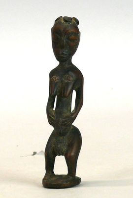 Statuette en bois léger à patine sombre crouteuse par endroi…