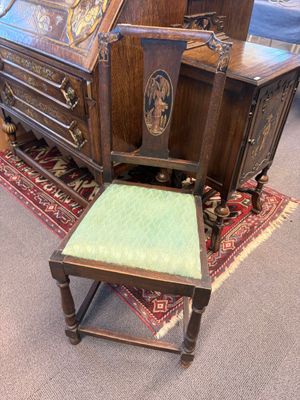 une chaise et un bureau dans une pièce où se trouve un tapis