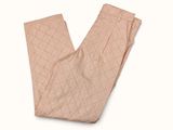 un pantalon matelassé rose sur fond blanc, avec une étiquette bleue