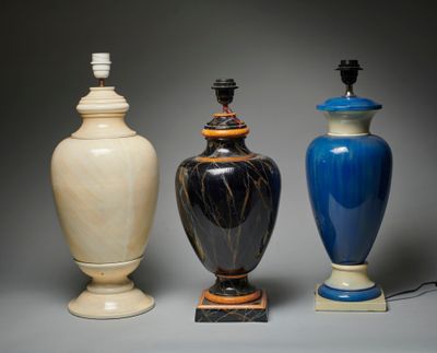 trois vases posés l'un à côté de l'autre sur une table
