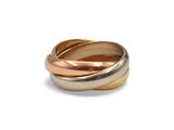 gros plan d'une bague en or et en argent sur fond blanc