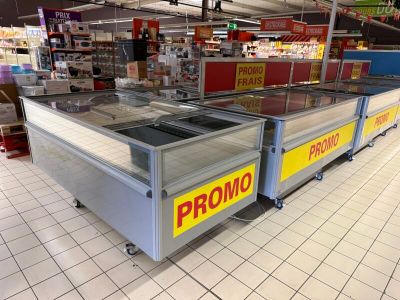 une vitrine au milieu d'une épicerie