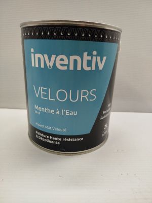 une photo d'un pot de peinture posé sur une table
