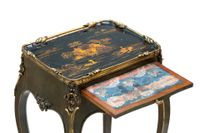 Table à ouvrage en bois laqué japonisante ouvrant par un tir… (photo 3)