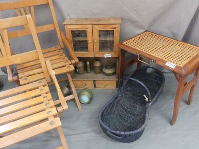 de nombreuses chaises en bois et une table sur laquelle se trouve un panier