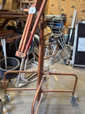 une photo d'un chevalet en bois dans un garage