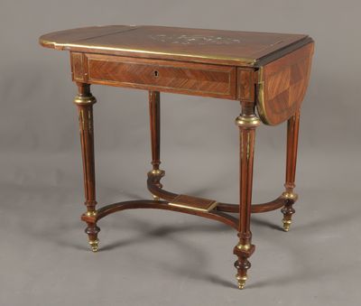 une petite table sur laquelle se trouve un petit tiroir