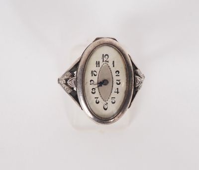 une image représentant une bague en argent sur laquelle figure une horloge