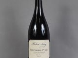 une bouteille de vin posée sur une table
