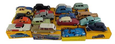 tout un tas de petites voitures posées sur une boîte