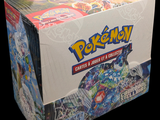 une boîte de cartes à collectionner Pokémon sur fond noir