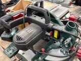 une photo montrant un ensemble d'outils posés sur une table en bois