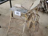 une chaise faite de brindilles et une table