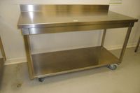 Table rectangulaire en inox à 2 plateaux, dosseret et roulet… (photo 2)