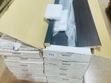une pile de boîtes empilées les unes sur les autres